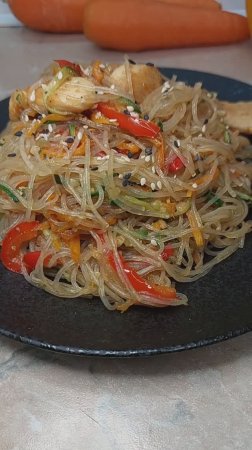 Фунчоза с курицей и овощами