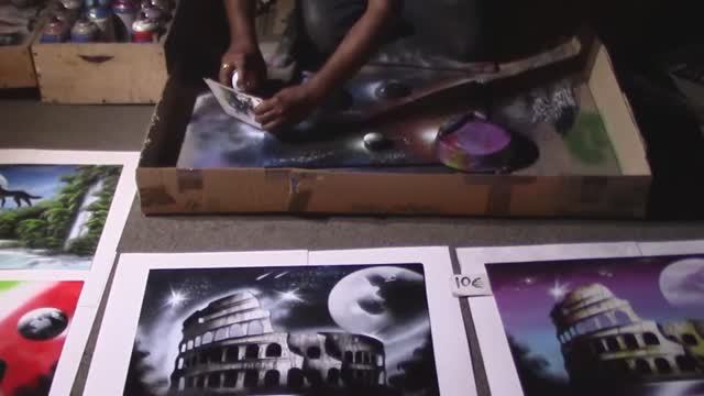 Картины баллончиками у Колизея в Риме