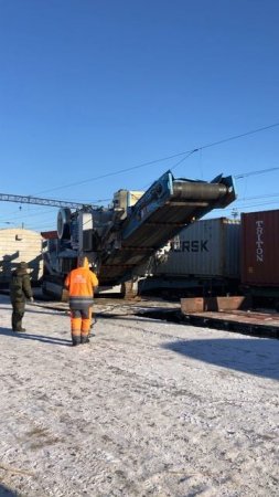 Перемещение дробилок с объекта на базу в город Хабаровск по железной дороги на открытых платформах !