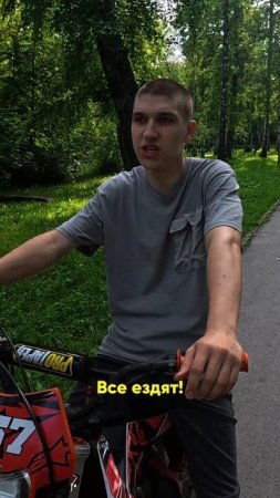 Подрастающий нарушитель ПДД на тротуаре.