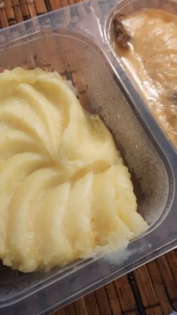 Бефстроганов из говядины с картофельным пюре. Заморозка из магазина.