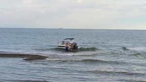 Катер сел на мель в устье реки