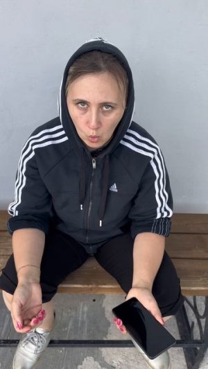 Пацан балансирует