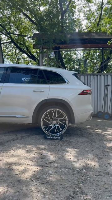 Geely Monjaro на примерке дисков в 21-ом диаметре