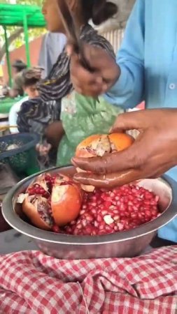 How they make pomegranate juice in #vrindavan #streetfood #juice #pomegranate #shorts