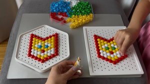 Сима и Катя собирают мозаику