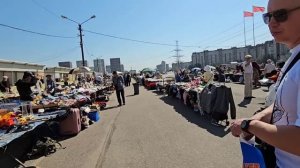 У сына сломался его крутой телефон. Покупает новый на Юноне. Вернулась в 90е, блошиный рынок.