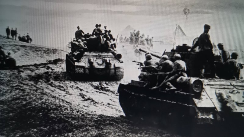 На поле танки грохотали