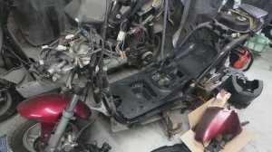 Тур по гаражу, под нытьё о том как тяжко жить в целом, и чинить китайские скутеры в частности...