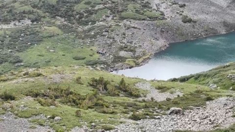 Туристы начинают свой маршрут у первого озера, затем поднимаются ко второму и к третьему!