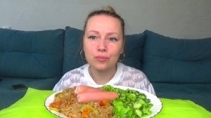 Мвукбанг удон или гречневая лапша с овощами, любимые сосиски и салатик овощной. Еда на камеру.