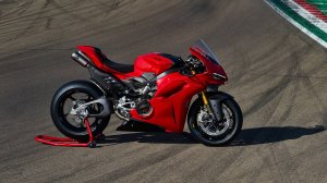 Ducati Panigale V4 (2025) — с гоночного подиума на городские дороги