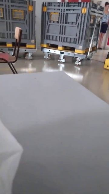 Самостоятельный паровозик для перевозки груза по заводу.Может и наехать если резко вылезешь#shorts смотреть онлайн