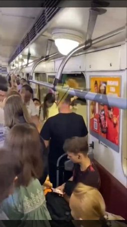 В киевском метро избили женщину, которая кричала «Слава России, смерть хохлам».