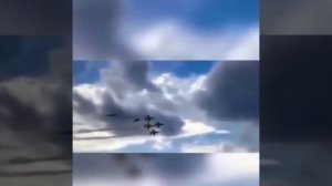 Два неопознанных летающих объекта движутся вместе с военными самолётами