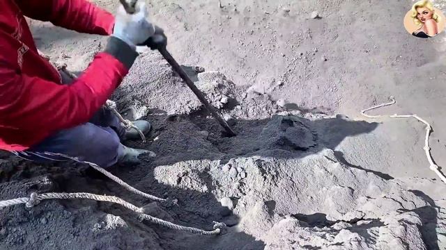 Строительство, шахтёры на стенах карьера, сбрасывают песок