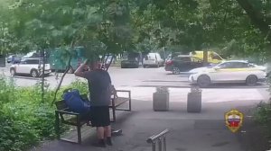 ‼️Москвич обокрал уснувшего на лавочке мужчину‼️