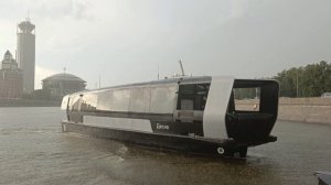 Речные суда "Очаковка" и "Десна" и проливной ливень у Новоспасского причала в Москве (12.07.2025)