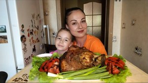 Мукбанг с Анечкой 🥰❤️ Рулька и овощи 🥗