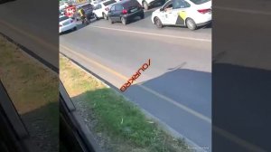 Водитель пристроился за скорой и проехал по встречке через сплошную в Краснодаре..