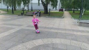 Нина и самокат