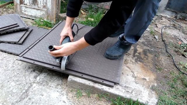 УКЛАДКА и Подрезка резиновых плит на пол Болгаркой ПВХ хорошая вещь смотреть онлайн