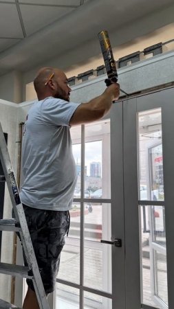Установка двери в магазине «Гектор двери».