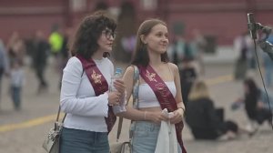 Суперстильные девушки и модные парни 2025 💫 В самом центре Москвы — потрясающие образы!