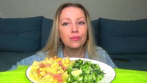 Мукбанг макароны с колбаской, салат зеленый овощной. еда на камеру.