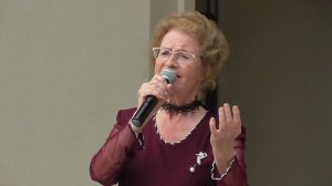 Видео: Певица поёт песню, песня: Птица счастья.