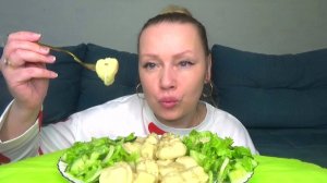 Мукбанг пельмени с мазиком, салатик зеленый овощной. Еда на камеру.