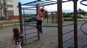 Летним днём с подругой на детской площадке