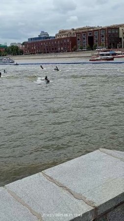 Москва выполнение трюков на воде между соревнованиями формулы-1