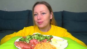 Мукбанг морковь с чесноком, яйца вареные, колбаса жареная, салат овощной. еда на камеру.