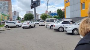 девоньки тянут автомобиль