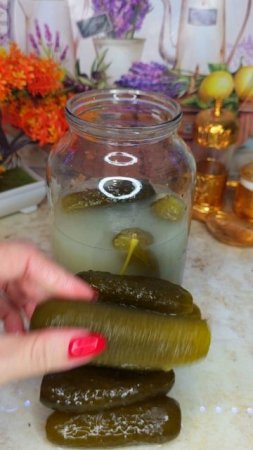 Открыла банку с квашеными огурцами, а там