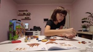 Диана собирает LEGO My World Minecraft