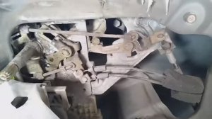 ЗАКЛИНИЛА ДВЕРЬ Honda Mobilio 2003 год