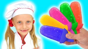 Алиса и Ева играют в кафе и готовят мороженое из фруктов! Видео для детей.