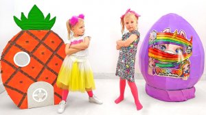 Алиса и Ева делятся игрушками из яица! Видео для детей.