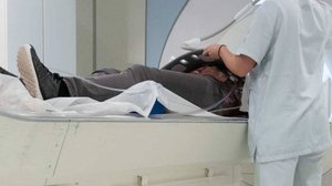 Американец погиб после того, как его затянуло в аппарат МРТ из-за цепочки