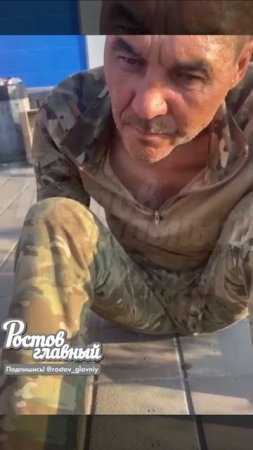 Этого мужчину сняли в Батайске по улице Ленина. Говорит, его выгнали из военного госпиталя. 🤔