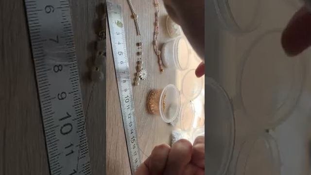 чокер с ромашкой из бисера