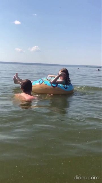 Новый надувной круг 2025 смотреть онлайн