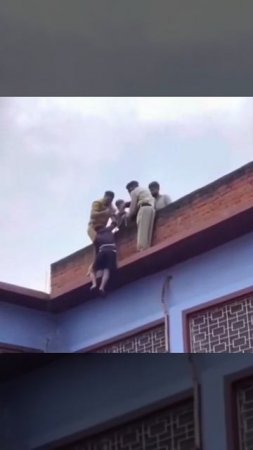 #Пакистан "Психологическая помощь" самоубийце в исполнении пакистанской полиции
