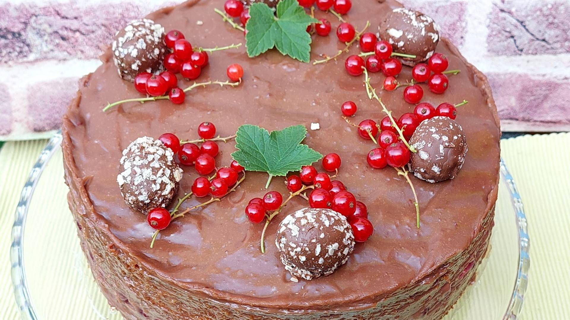 Бисквитный торт с шоколадно – йогуртовым кремом и красной смородиной. Праздничное чаепитие обеспечен