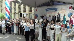 Голуби Юрия Шмелёва взлетают в небо на Выпускном РГГУ 2025