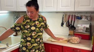 Рецепт конвертиков из лаваша с сыром, ветчиной и помидорами.