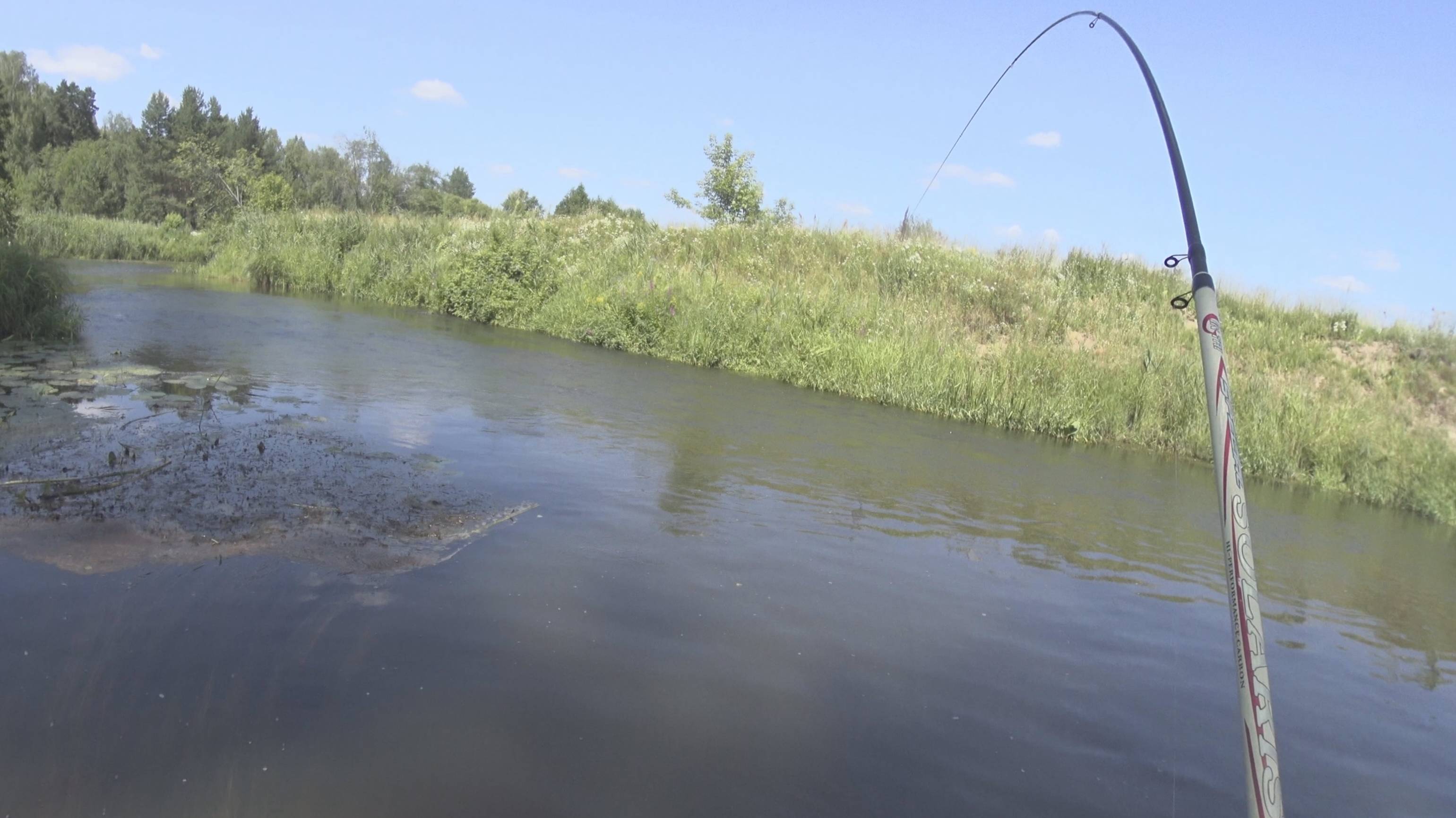 Летняя рыбалка на небольшой речке. На что ловить в жару!!!! смотреть онлайн