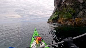 Вокруг острова Атласова (скалы вдоль берега)